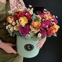 Hat box with flowers 'Juicy berries'