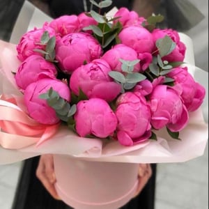 Hat box with flowers 'Moth'