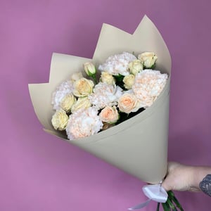 Bouquet 'Dianthus and shrub roses'