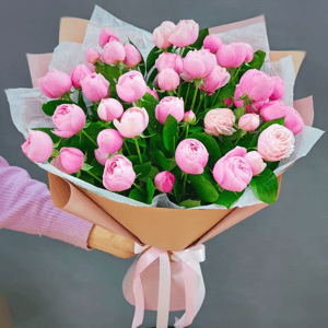 Bouquet of pink peony spray roses