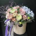 Hat box with flowers 'Floral luxury'