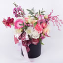 Hat box with flowers 'Tender touches'