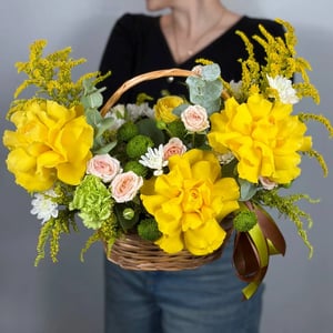 Flower basket 'A Little Ray of Light'