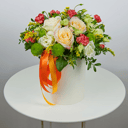 Blumenbox 'Milch und Honig: Hutschachtel mit Cream Rosen'