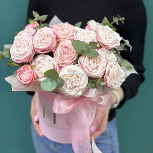 Hat box with flowers 'Pinwheel Roses Arrangement'