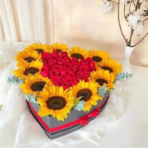 Rosas y girasoles en caja de corazón