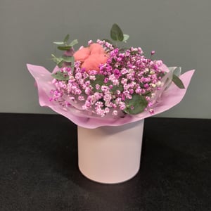 Hat box with flowers 'Strawberry popsicle'