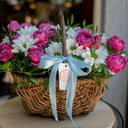 Flower basket 'Basket with bush rose and chrysanthemum'
