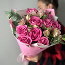 Ramo tierno de rosas y alstroemerias