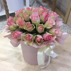 Delicate hat box with roses