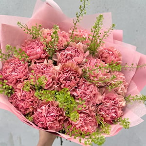 Blumenstrauß 'Bouquet aus staubrosa Nelken mit Tillandsien'