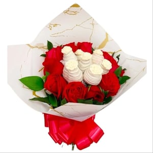 Strauß Erdbeeren und Rosen