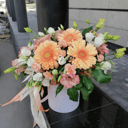 Hat box with flowers 'Warm welcome'