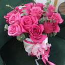 Rosas rosadas en una caja