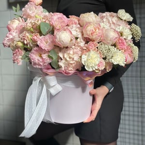 Hat box with flowers 'Delicate composition with peonies'