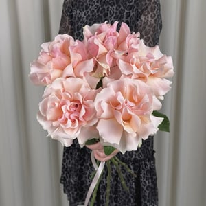 Un bouquet de cinq roses françaises roses