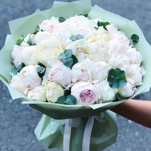 Blumenstrauß '29 peonies with eucalyptus'