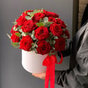 Hat box with flowers 'Composition with classic red roses'