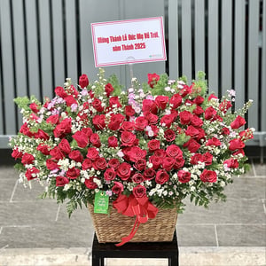 Flower basket 'Majestic Crimson Greeting'