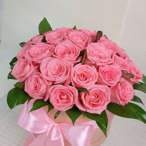 Hat box with flowers 'The color of tenderness'