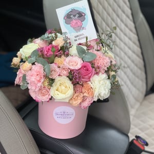 Hat box with flowers 'Fragrant box of roses with chamelacium'