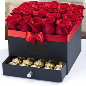 Flower box 'Box of 25 roses with a surprise drawer.'