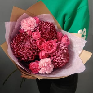 Bouquet 'Chrysanthemums and peony-flowered roses'