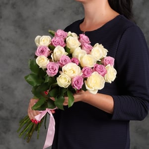 Bouquet of 25 white and pink roses