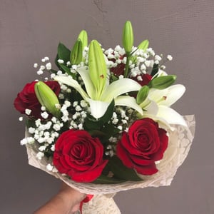 Blumenstrauß mit Lilie, Rosen und Schleierkraut