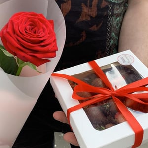 Combo set "Antoni" 9 berries and a red rose