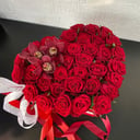 Blumenbox 'Rosenherz mit Orchideen in einer Schachtel'