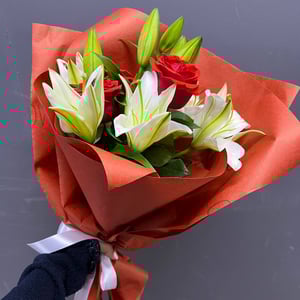 Bouquet of roses with a lily