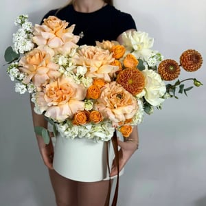 Hat box with flowers 'Orange Sunset'