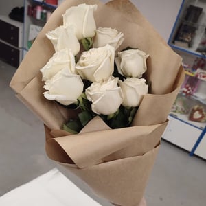 Bouquet of 9 white roses in craft paper