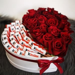 Flower box 'Heart with rose and Kinder'
