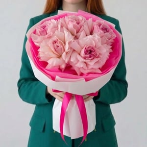 Französische Rose in einem leuchtenden Blumenarrangement