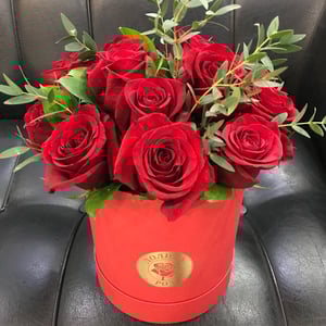 Red roses in a hat box