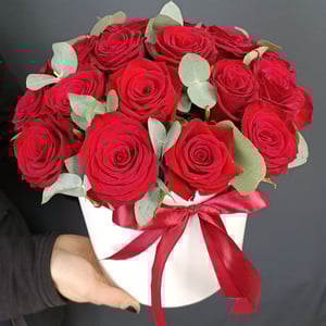 Hat box with flowers 'Red Cap'