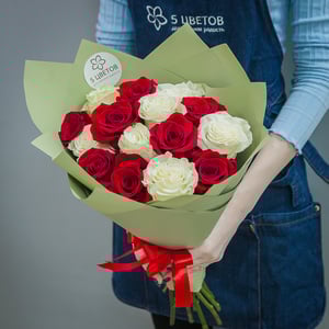 Bouquet of 15 red and white roses
