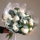 Ramo 'Bouquet of white peonies with eucalyptus Gardens'