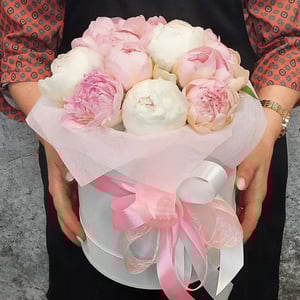 Hat box with flowers 'Air'