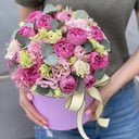 Hat box with flowers 'Berry mix'
