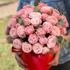 Hat box with flowers 'Composition of pink roses'
