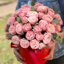 Hat box with flowers 'Composition of pink roses'