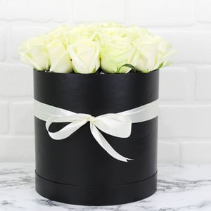 Blumenbox 'Bouquet of 19 white roses in a box'