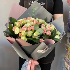 Bouquet 'Bush rose two colors with greenery'