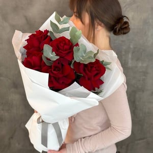 Bouquet 'French red roses with eucalyptus'