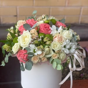 Hat box with flowers 'Caramella'