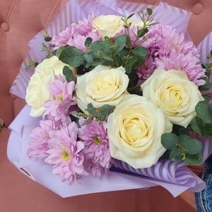 Bouquet of roses and chrysanthemums