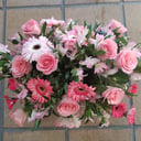Flower basket 'Pink composition of roses and gerberas'